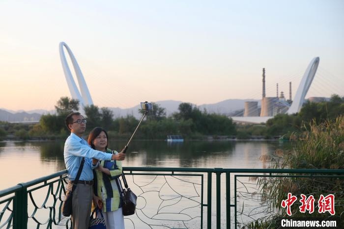 10月1日，北京冬奧公園內(nèi)的游客?！?lt;a target='_blank' href='http://www.chinanews.com/'>中新社</a> 易海菲 攝