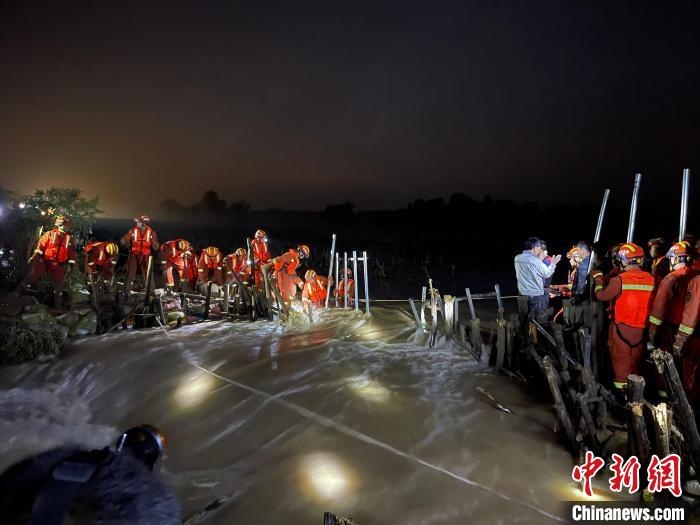 消防員分成左右兩路，同時(shí)發(fā)起決口封堵總攻?！￠Z旭輝 攝