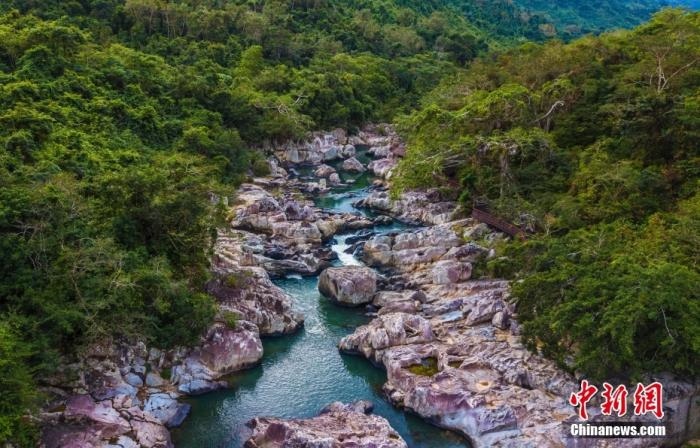航拍海南呀諾達(dá)熱帶雨林景區(qū)，鳥(niǎo)瞰秀美山水、廣袤雨林。<a target='_blank' href='http://www.chinanews.com/'>中新社</a>記者 駱云飛 攝