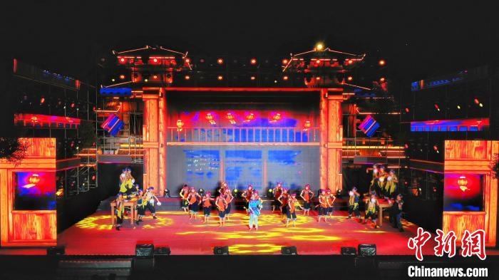2021昭君文化旅游活動專場晚會現(xiàn)場?！≈苄橇?攝