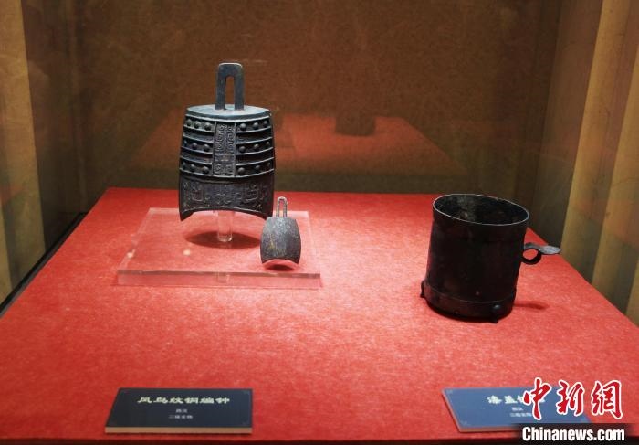 二級文物西漢鳳鳥紋銅編鐘、漆蓋銅卮?！≮w曉 攝