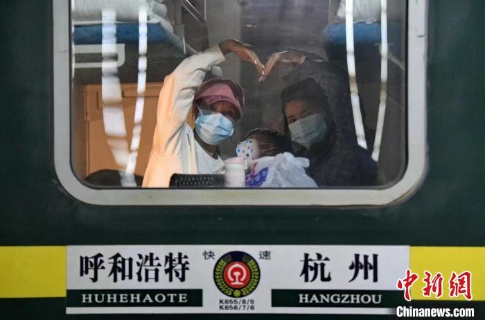 圖為登上轉運火車的游客向額濟納比心?！⊥趵?攝