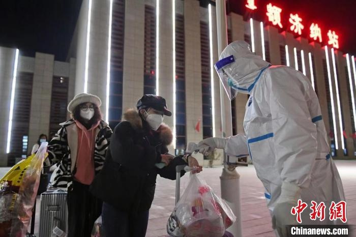 圖為滯留游客被有序轉運至低風險地區(qū)。　王磊 攝