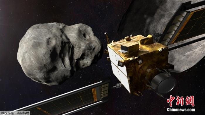 當(dāng)?shù)貢r間11月4日，法新社公布了兩張來自美國宇航局的太空效果圖，畫面顯示一艘宇宙飛船從小行星后面進行撞擊。據(jù)悉，美國宇航局計劃讓一艘以每小時24000公里的速度飛行的宇宙飛船撞上一顆小行星以進行“行星防御”測試，雖然地球尚且沒有面臨如此緊迫的危險。