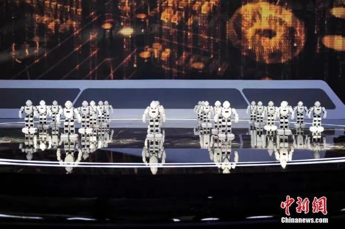 資料圖：2020年11月1日，科幻 科技創(chuàng)新主題論壇在北京舉行。圖為優(yōu)必選機(jī)器人科幻秀。<a target='_blank' href='/'>中新社</a>記者 田雨昊 攝
