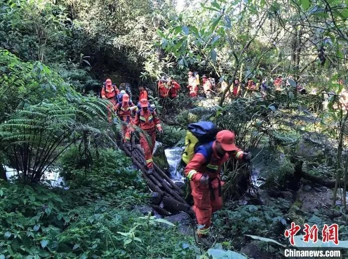 圖為搜救隊(duì)員在搜尋失聯(lián)人員。普洱市消防救援支隊(duì)供圖
