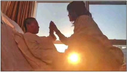 每天早上媽媽醒來后，母女倆都會迎著晨曦握手、擊掌?！∫曨l截圖