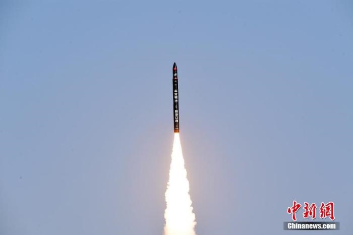 北京時(shí)間2021年12月7日12時(shí)12分，谷神星一號遙二運(yùn)載火箭在中國酒泉衛(wèi)星發(fā)射中心成功發(fā)射升空，將搭載的天津大學(xué)一號、麗澤一號、寶醞號、金紫荊五號、金紫荊一號03星等5顆小衛(wèi)星順利送入預(yù)定軌道，發(fā)射任務(wù)獲得圓滿成功。汪江波 攝