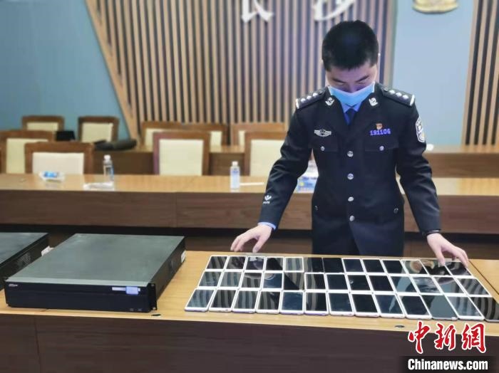民警展示作案工具?！￠L(zhǎng)沙市公安局供圖