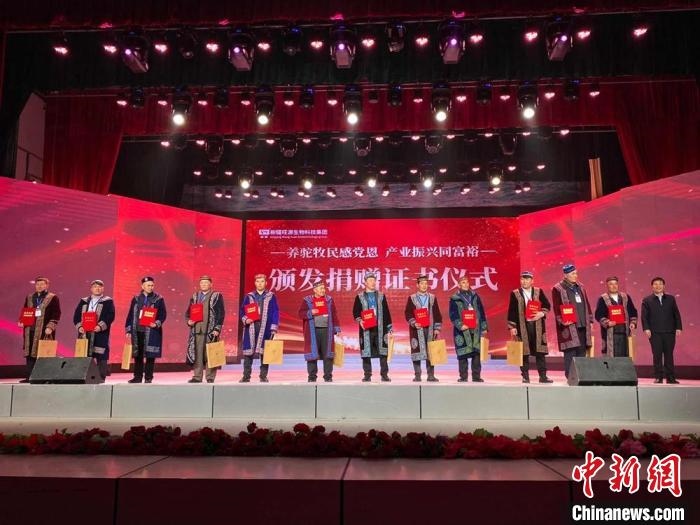 阿勒泰地區(qū)牧民靠企業(yè)的幫扶走上了致富道路?！」o琨 攝