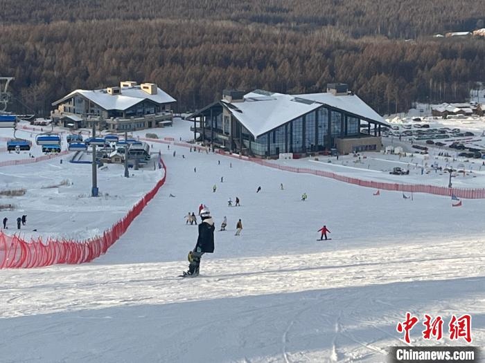 在吉林白山體驗(yàn)滑雪的游客眾多?！⊙潡?攝