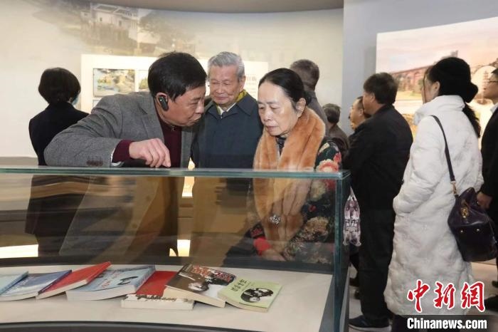船政后裔在參觀新館?！￡悤造o 攝