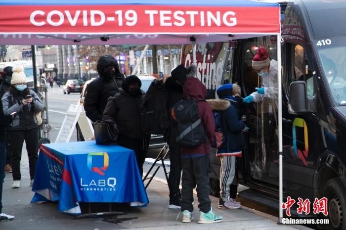 當地時間1月4日，美國紐約一處新冠病毒檢測站為居民做檢測。<a target='_blank' href='/'>中新社</a>記者 廖攀 攝