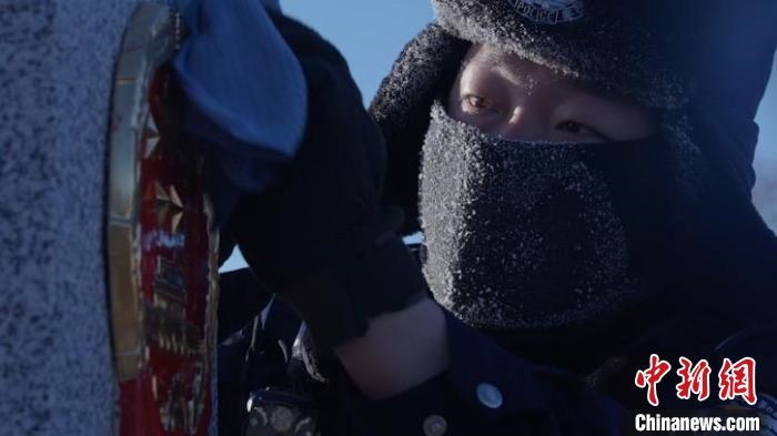 圖為恩和哈達邊境派出所的9名民警踏雪巡邊?！⒕S明 攝
