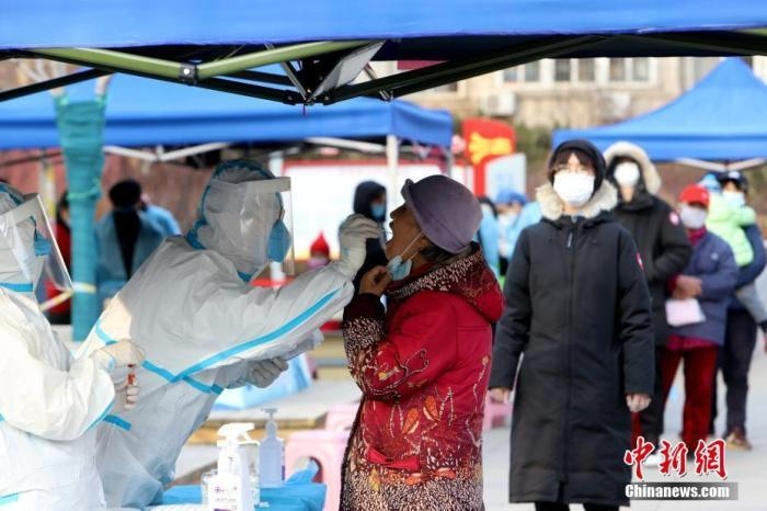 資料圖：1月9日，天津市南開(kāi)大學(xué)西南村，社區(qū)組織市民進(jìn)行核酸檢測(cè)。 <a target='_blank' href='/'>中新社</a>記者 張道正 攝