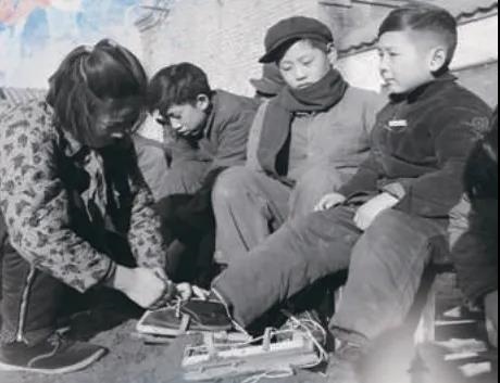 上世紀50年代，孩子們在穿木板冰鞋。(圖源：北京日報)