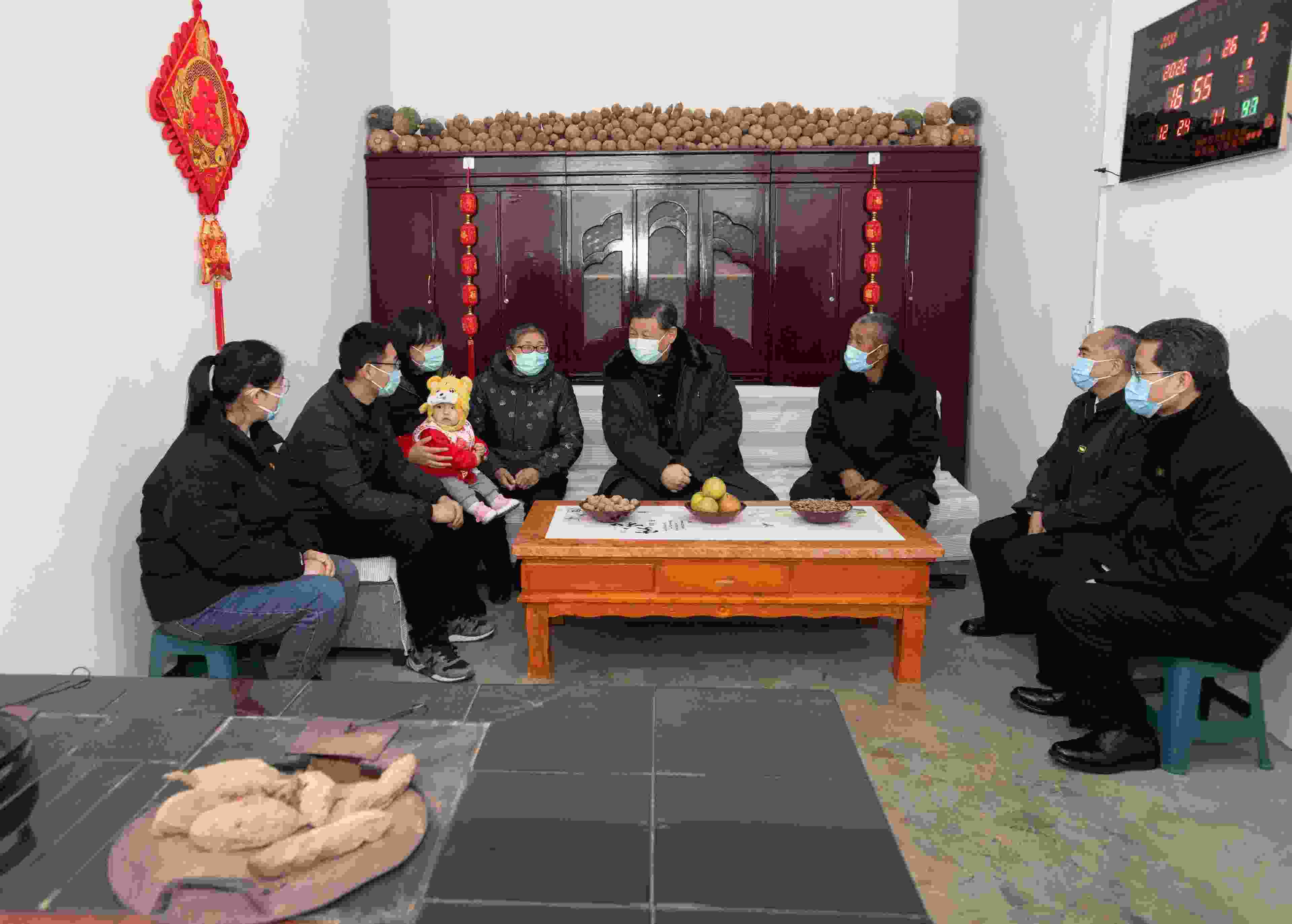 △2022年1月26日，中共中央總書記、國家主席、中央軍委主席習(xí)近平在臨汾市汾西縣僧念鎮(zhèn)段村同村民蔡文明一家親切交流。