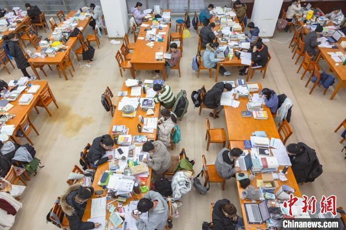 資料圖：南昌大學(xué)圖書館自習(xí)室內(nèi)，考生正在緊張復(fù)習(xí)?！⒘?攝