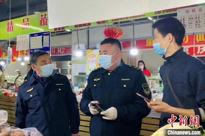 圖為執(zhí)法人員進(jìn)行調(diào)查?！±铈面谩z