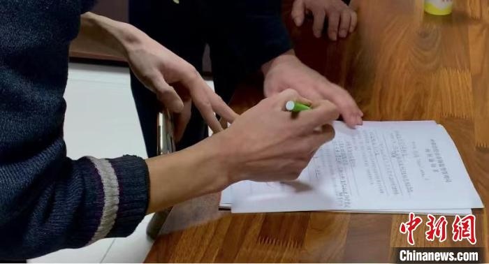 圖為現(xiàn)場下達(dá)詢問通知書?！±铈面?攝