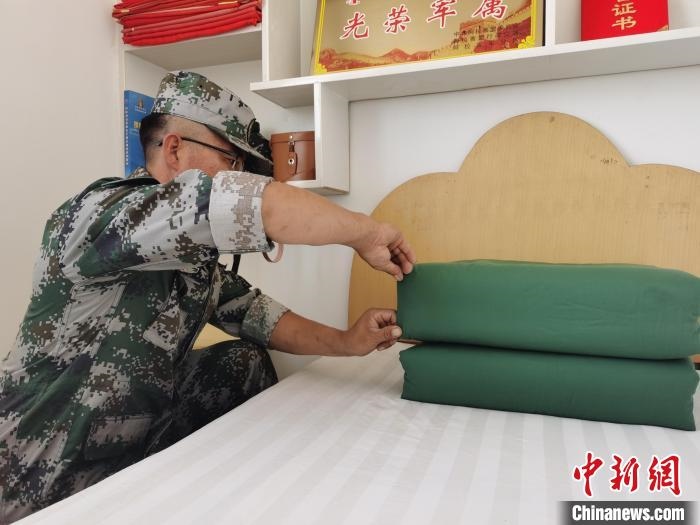 圖為謝寶民以軍人標(biāo)準(zhǔn)要求自己?！∈茉L者供圖