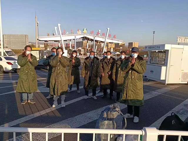 護(hù)送農(nóng)民工安全返鄉(xiāng)。賽罕區(qū)民政局供圖