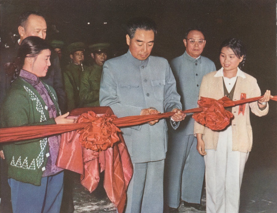 1959年10月15日，周恩來總理親自為包鋼一號高爐出鐵剪彩。.jpg