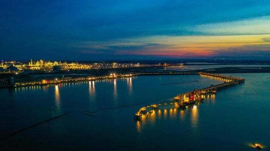 圖為中科煉化自建港口碼頭，30萬噸級原油泊位
