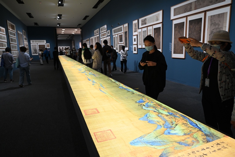 參觀者在中國國家博物館的“盛世修典——‘中國歷代繪畫大系’成果展”上觀看放大兩倍的《千里江山圖》燈光特效圖（2022年9月29日攝）。