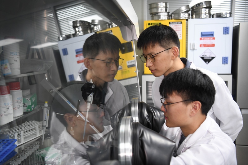 2022年10月19日，中國科學技術(shù)大學地球和空間科學學院研究員、青年教師郝記華（后）在實驗室與學生交流。