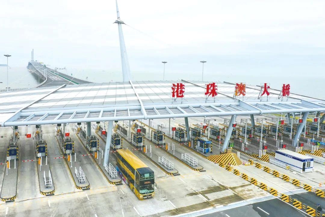△一輛從香港開往珠海的港珠澳大橋穿梭巴士入境珠海。