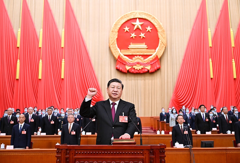 2023年3月10日，十四屆全國人大一次會議在北京人民大會堂舉行第三次全體會議。習(xí)近平全票當(dāng)選為中華人民共和國主席、中華人民共和國中央軍事委員會主席。這是習(xí)近平進行憲法宣誓。