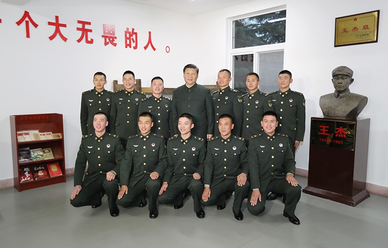 2017年12月13日，中共中央總書記、國家主席、中央軍委主席習(xí)近平到第71集團軍視察。這是習(xí)近平同“王杰班”戰(zhàn)士合影。