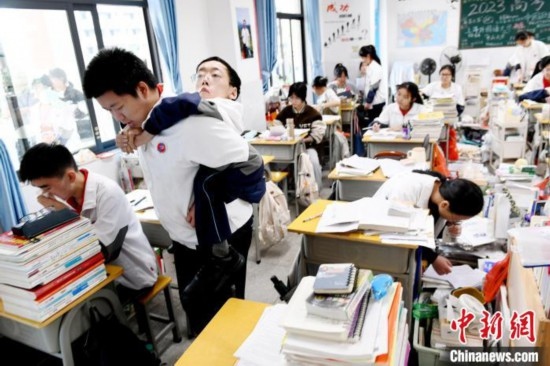 遇到鐘華強課堂上內(nèi)急，江西省南康中學北校區(qū)的高三學生朱金祥便會及時背著他前往衛(wèi)生間。 卓忠偉 攝