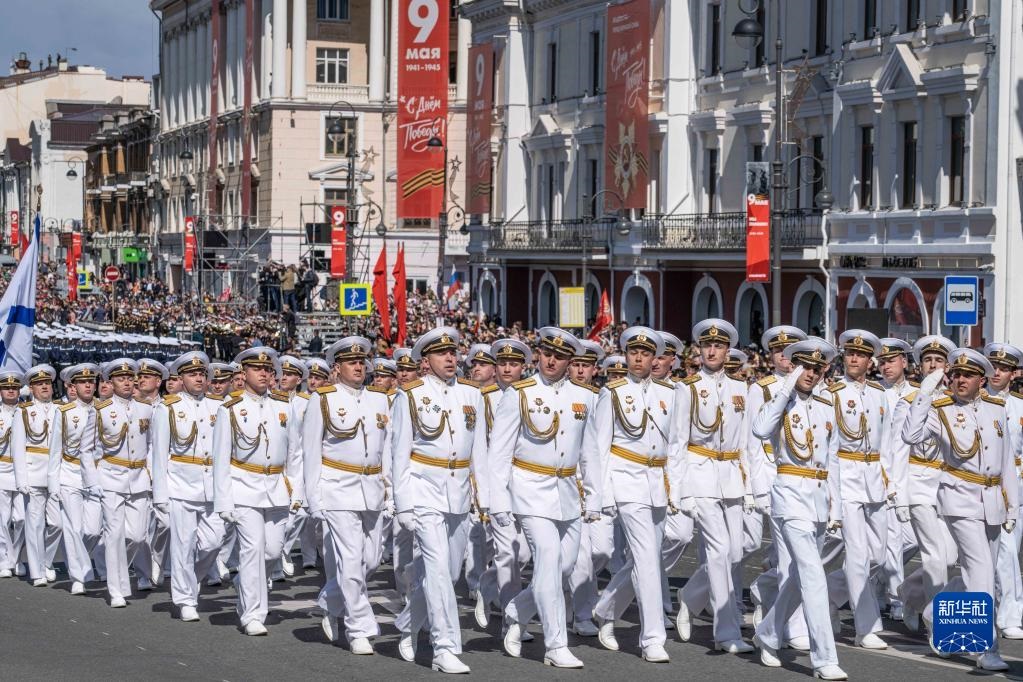 5月9日，在俄羅斯符拉迪沃斯托克市，軍人參加閱兵式。新華社發(fā)（郭飛洲攝）