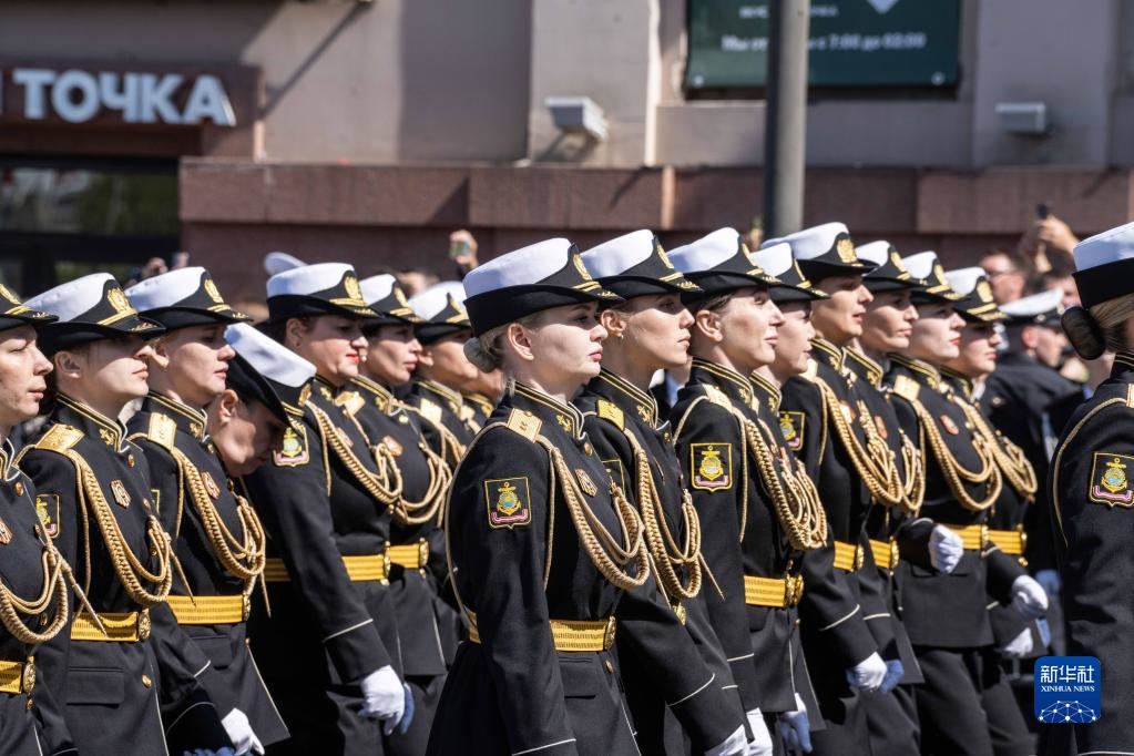 5月9日，在俄羅斯符拉迪沃斯托克市，軍人參加閱兵式。新華社發(fā)（郭飛洲攝）