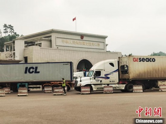 近日，位于中越邊境廣西憑祥市的友誼關(guān)口岸車水馬龍，裝載著東盟水果的跨境車輛來(lái)往不斷。黃艷梅 攝