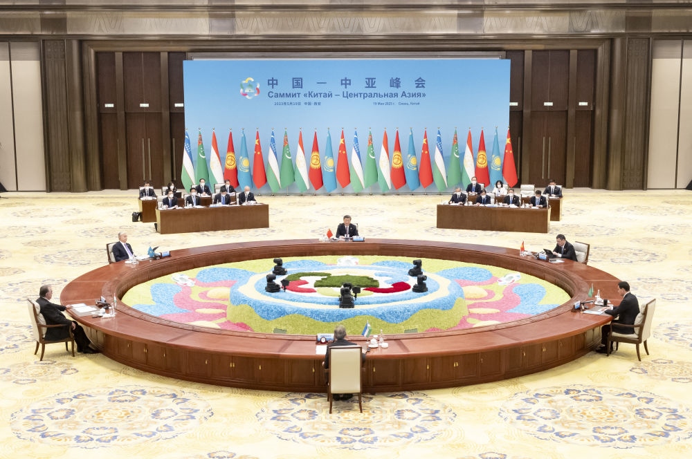 5月19日上午，國(guó)家主席習(xí)近平在陜西省西安市主持首屆中國(guó)－中亞峰會(huì)并發(fā)表題為《攜手建設(shè)守望相助、共同發(fā)展、普遍安全、世代友好的中國(guó)－中亞命運(yùn)共同體》的主旨講話。哈薩克斯坦總統(tǒng)托卡耶夫、吉爾吉斯斯坦總統(tǒng)扎帕羅夫、塔吉克斯坦總統(tǒng)拉赫蒙、土庫(kù)曼斯坦總統(tǒng)別爾德穆哈梅多夫、烏茲別克斯坦總統(tǒng)米爾濟(jì)約耶夫出席。新華社記者 丁海濤 攝