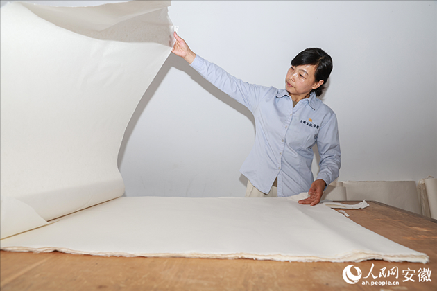 制簾需要將蔑條通過(guò)專門的小孔磨細(xì)。人民網(wǎng)記者 張俊攝