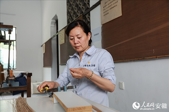 撈紙需要兩位師傅默契配合。人民網(wǎng)記者 張俊攝