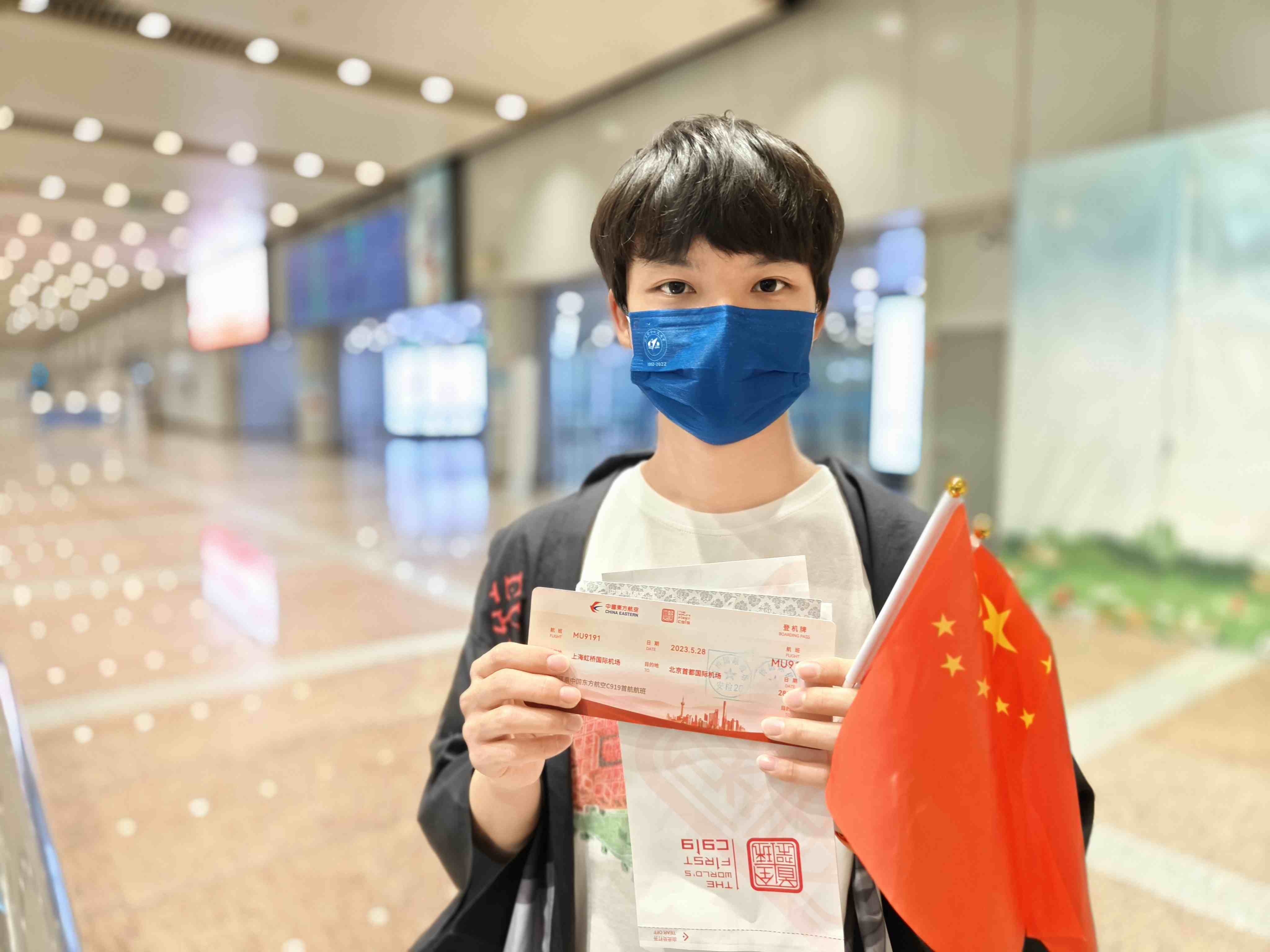 張可立向記者展示有著紀(jì)念意義的登機(jī)牌。人民網(wǎng)記者 夏曉倫攝