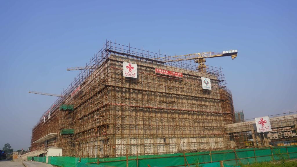 這是2023年5月23日在剛果（金）首都金沙薩拍攝的由中國(guó)援建的中部非洲文化藝術(shù)中心項(xiàng)目施工現(xiàn)場(chǎng)。