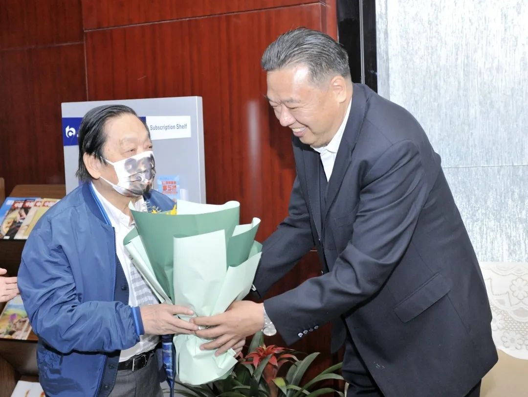 ▲青海省政協(xié)副主席、青海省林草局黨組書記、局長、祁連山國家公園青海省管理局局長李曉南在機(jī)場迎接韓美林