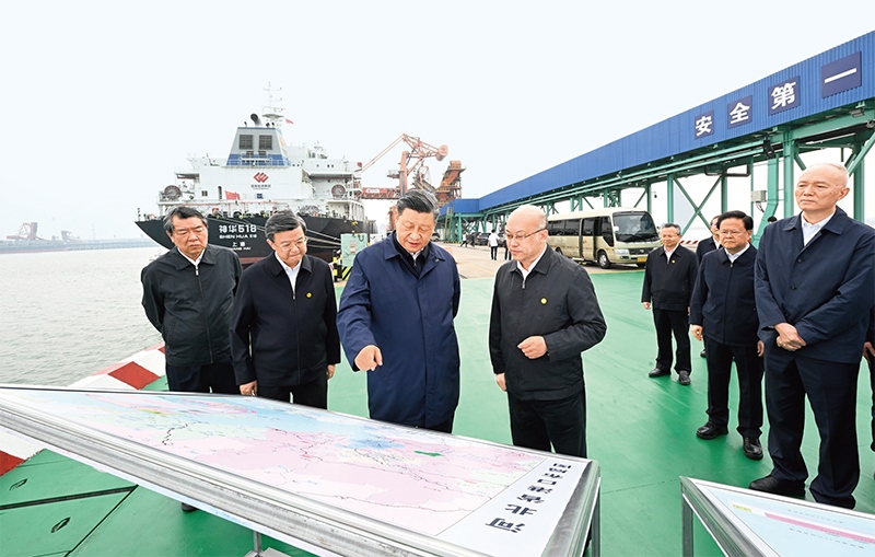 2023年5月11日至12日，中共中央總書記、國家主席、中央軍委主席習(xí)近平在河北考察，并主持召開深入推進(jìn)京津冀協(xié)同發(fā)展座談會(huì)。這是11日下午，習(xí)近平在滄州市黃驊港煤炭港區(qū)碼頭考察。 新華社記者 李學(xué)仁/攝