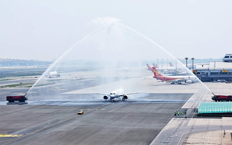 2023年5月28日，國(guó)產(chǎn)大型客機(jī)C919圓滿完成首次商業(yè)飛行，開(kāi)啟市場(chǎng)化運(yùn)營(yíng)、產(chǎn)業(yè)化發(fā)展新征程。圖為北京首都國(guó)際機(jī)場(chǎng)以水門禮迎接C919首個(gè)商業(yè)航班東航MU9191。 新華社發(fā) 魏萌/攝