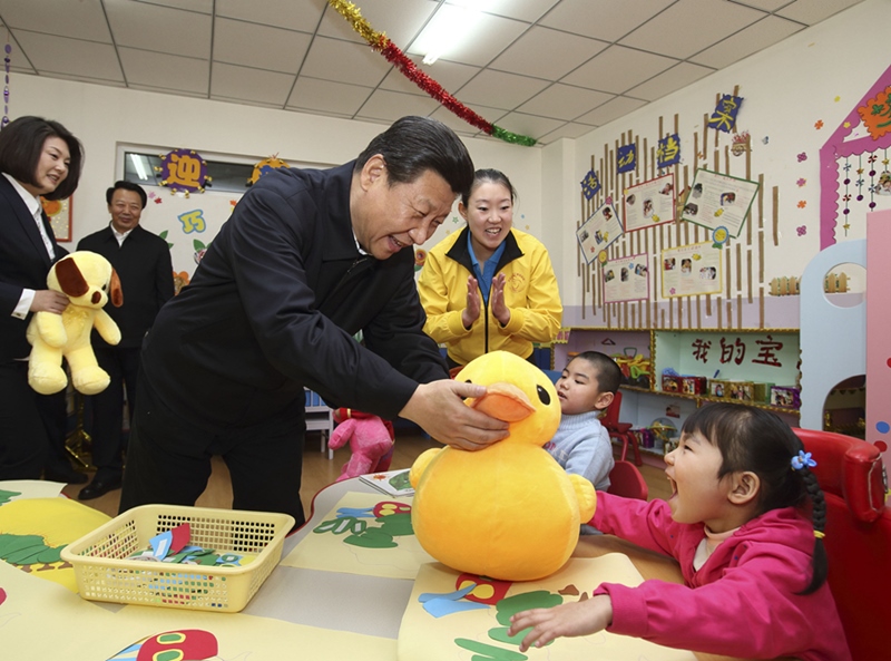 2014年1月28日，習近平總書記來到內(nèi)蒙古自治區(qū)呼和浩特市兒童福利院看望孩子們并贈送新春禮物。