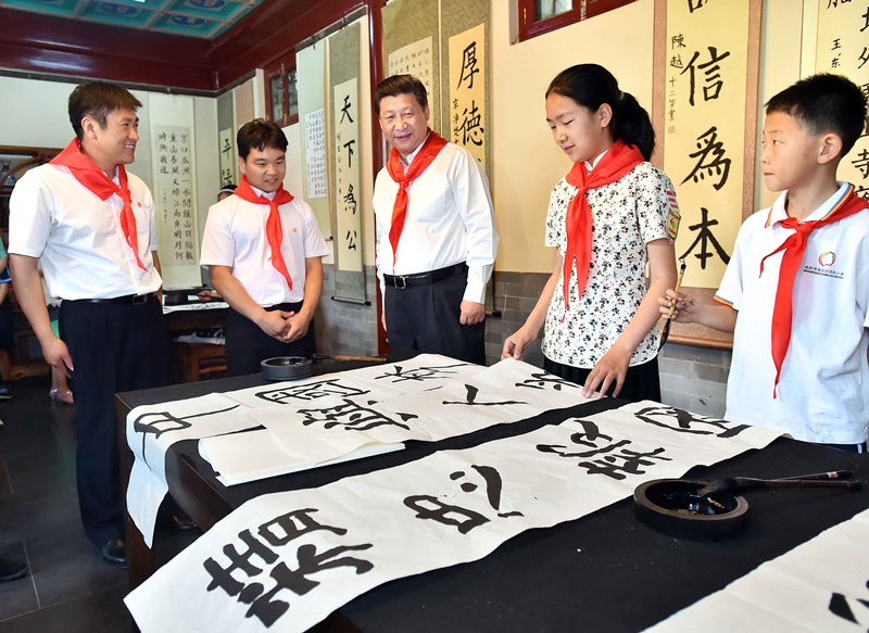 2014年5月30日，習近平總書記來到北京市海淀區(qū)民族小學，參加慶?！傲弧眹H兒童節(jié)活動。