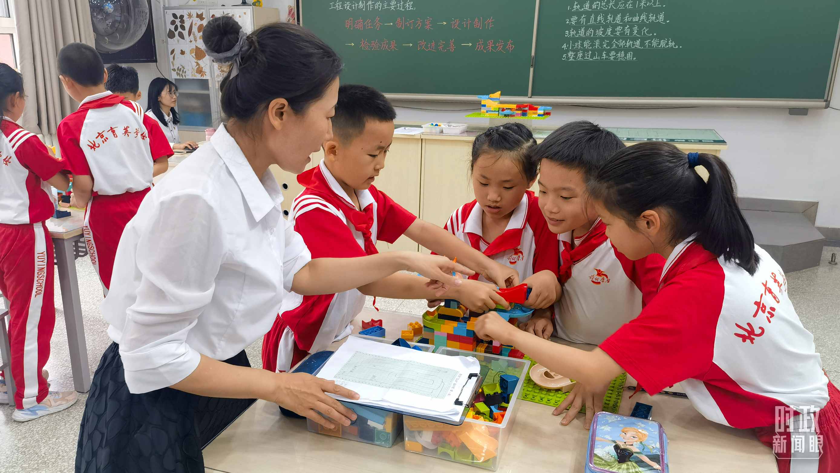 △科學(xué)教室內(nèi)，學(xué)生們正在開展過(guò)山車科學(xué)實(shí)驗(yàn)。（總臺(tái)央視記者賈林拍攝）