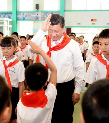 2014年5月30日，習(xí)近平總書(shū)記來(lái)到北京市海淀區(qū)民族小學(xué)，參加慶?！傲弧眹?guó)際兒童節(jié)活動(dòng)。新華社記者 李濤 攝