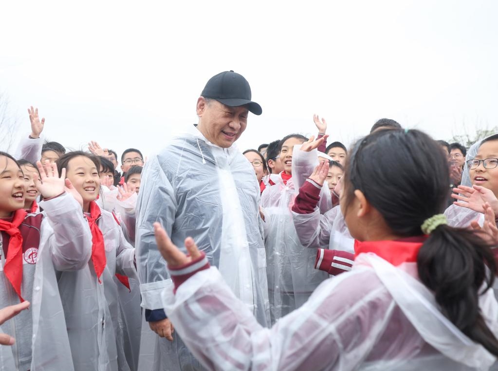2023年4月4日，黨和國(guó)家領(lǐng)導(dǎo)人參加首都義務(wù)植樹(shù)活動(dòng)。這是植樹(shù)后，習(xí)近平總書(shū)記同在場(chǎng)的中小學(xué)生親切交談。新華社記者 鞠鵬 攝